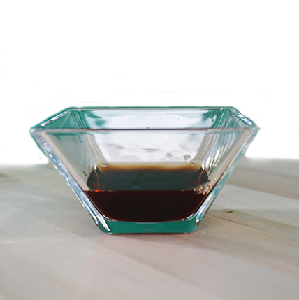 glasgefäß, soße, braune flüssigkeit, quaderförmige schale, transparentes glas